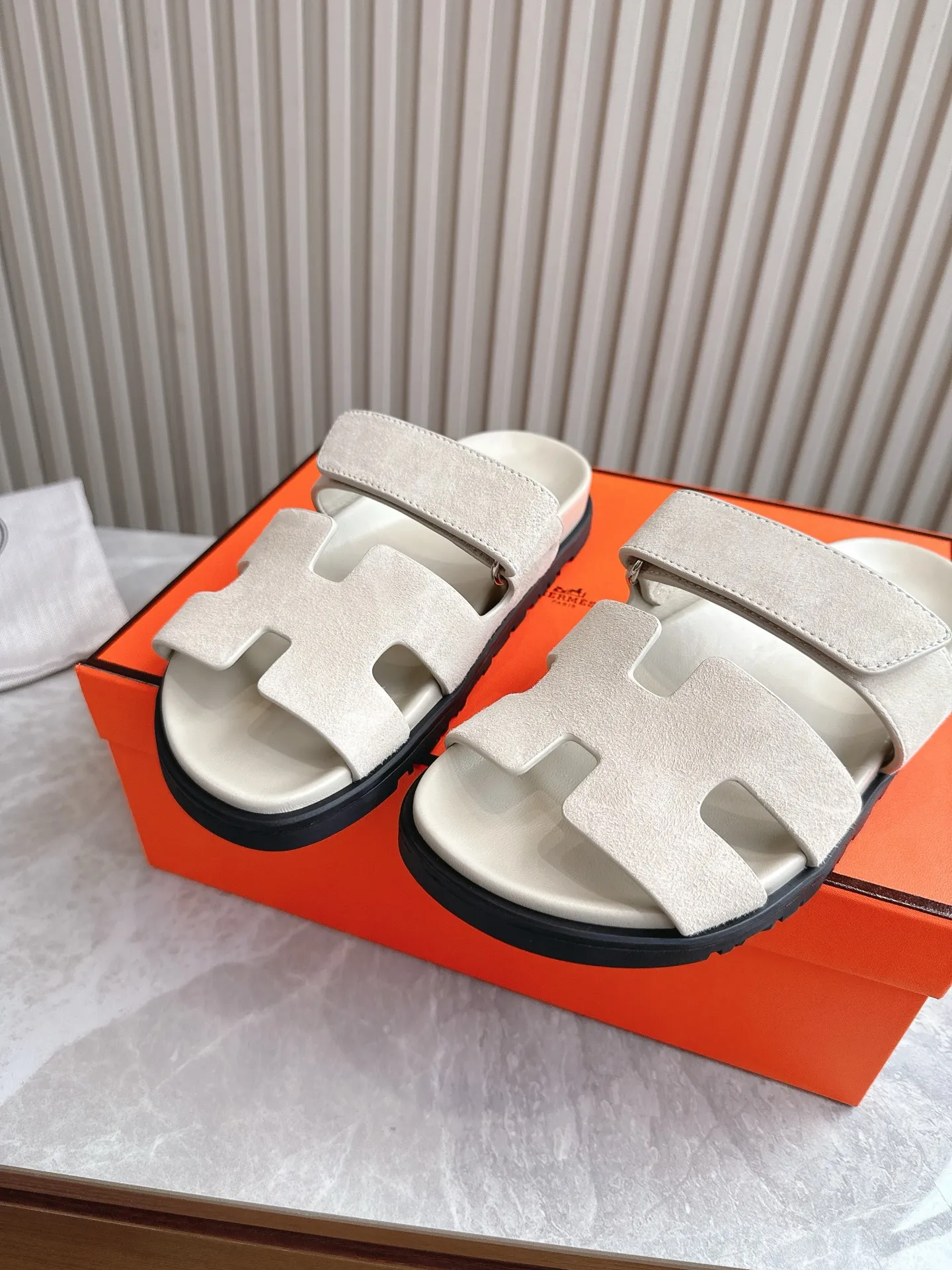 p480🐮🐮Couple model (top version) H family 2024 spring and summer new style HERMES Hermes' recently popular couple model pig nose angle sandals and slippers, paired with various colorful socks, popular. Upper: imported original deerskin (the genuine leather edging is not ordinary super migration). Lining: imported genuine leather. Outsole: Tpu non-slip and wear-resistant outsole. Size: Female 35-42 (40/42 non-returnable and non-exchangeable) Male size: 39-45 (45 non-refundable and non-exchangeable)